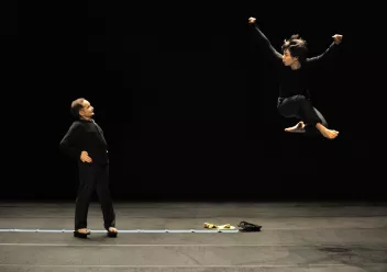 Photo de Raimund Hoghe qui regarde Takashi Ueno en train de sauter dans « Pas de Deux »