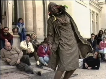 Image du film "Min Tanaka à la Borde" avec un danseur de butô en représentatio, à l'extérieur