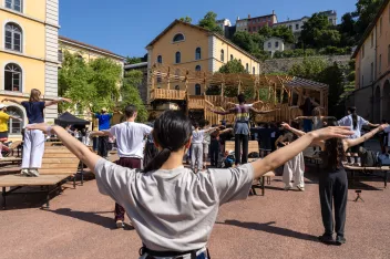 photo de Camping 2025 avec des participants, de dos, dans la cour des Subs 