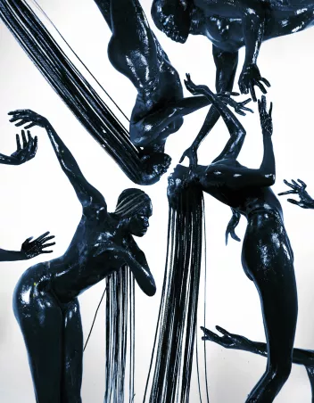Danseuses avec de longs cheveux recouvertes de peinture noire 