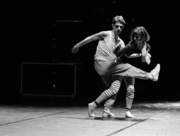 Black-and-white photograph of a dance duo in Dominique Bagouet’s "Jours étranges"