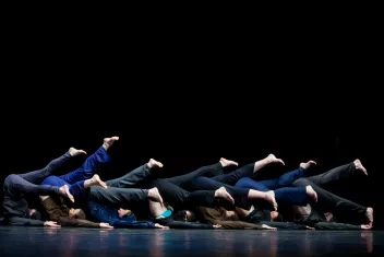 Photo du spectacle "Exploit" de Pau Simon avec des danseurs au sol