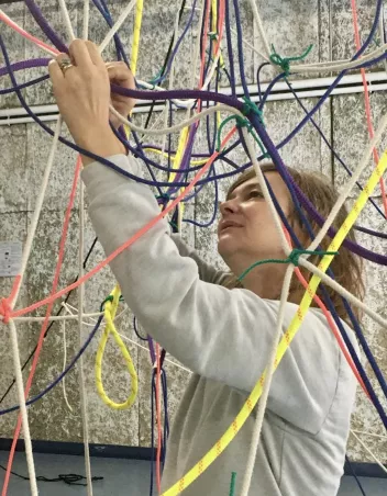 Photo of Ivana Müller surrounded by ropes 