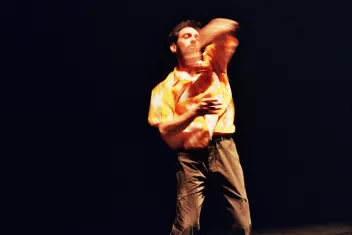 photo de Frederico Paredes dans le spectacle "Intervalo" en plein mouvement