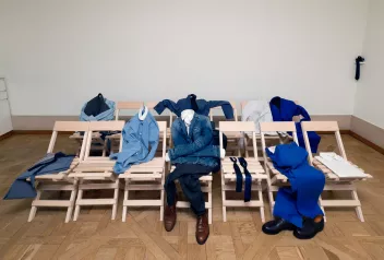 photo de chaises pliantes avec des habits posés dessus