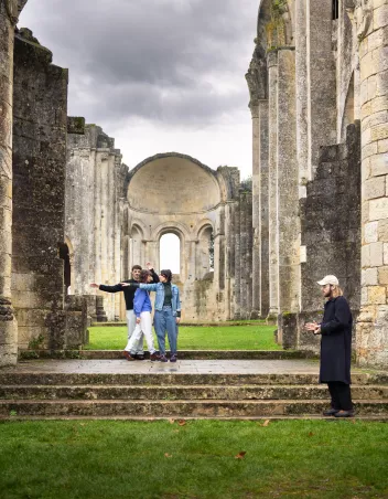 Photo of the La Tierce collective at La Sauve-Majeure Abbey