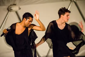 Deux danseurs habillés en noir dans le spectacle "Made-to-Measure/Twenty Looks or Paris is Burning at The Judson Church"