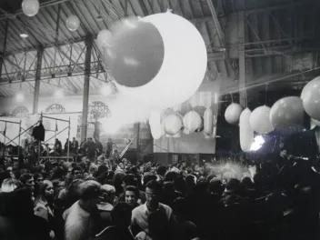 photo en noir et blanc d'une soirée