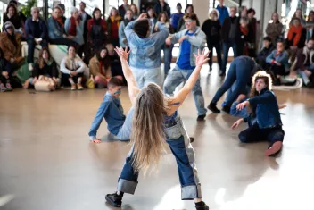 Performance avec au premier plan une photo de dos, cambrée en arrière