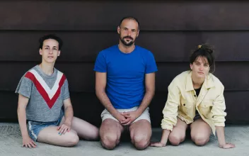 Photo des 3 membres du Collectif ès assis par terre