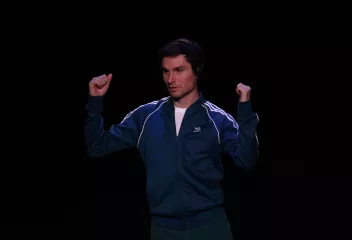 photo de Bruno Benne avec un casque sur les oreilles 