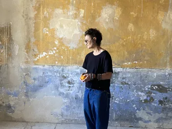 Portrait de Robyn Orlin devant un mur