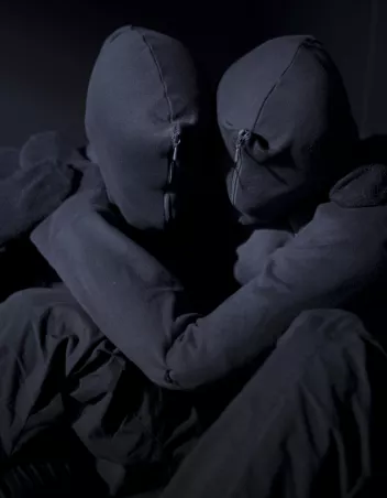 photo de deux personnes recouvertes par des combinaisons intégrales noires