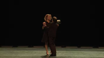 Photo de Raimund Hoghe et Ornella Balestra en train de danser une danse de couple