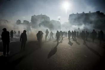 photo de manifestants entourés par de la fumée