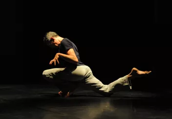 photo d'un spectacle avec un homme un genou à terre.