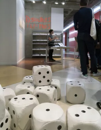photo de gros dés de jeu dans le hall du CN D
