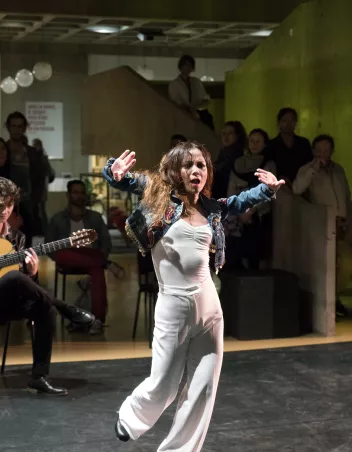 photo de Olga Pericet en représentation avec un guitariste derrière elle