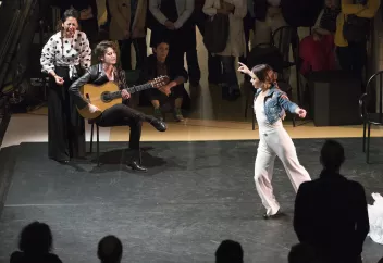 Olga Pericet en représentation accompagnée par une chanteuse et un guitariste