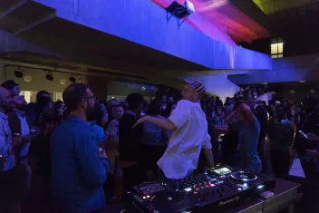 photo d'une soirée dans le hall du CN D Pantin