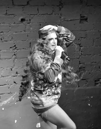 Photo noir et blanc de Jonathan Capdevielle durant un show du cabaret de Monsieur K