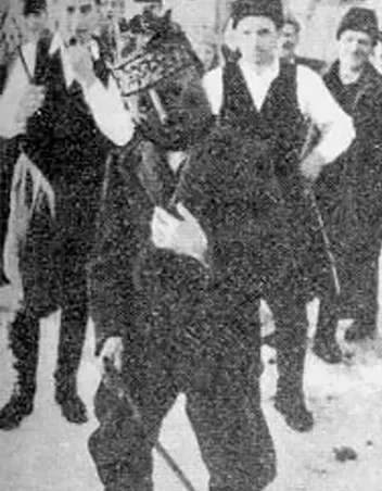 Photo noir et blanc avec une personne masquée au premier plan