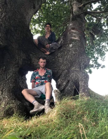 Pol P et Tiphaine Besnard assis dans un arbre