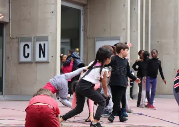 photo d'enfants sur le parvis du CN D